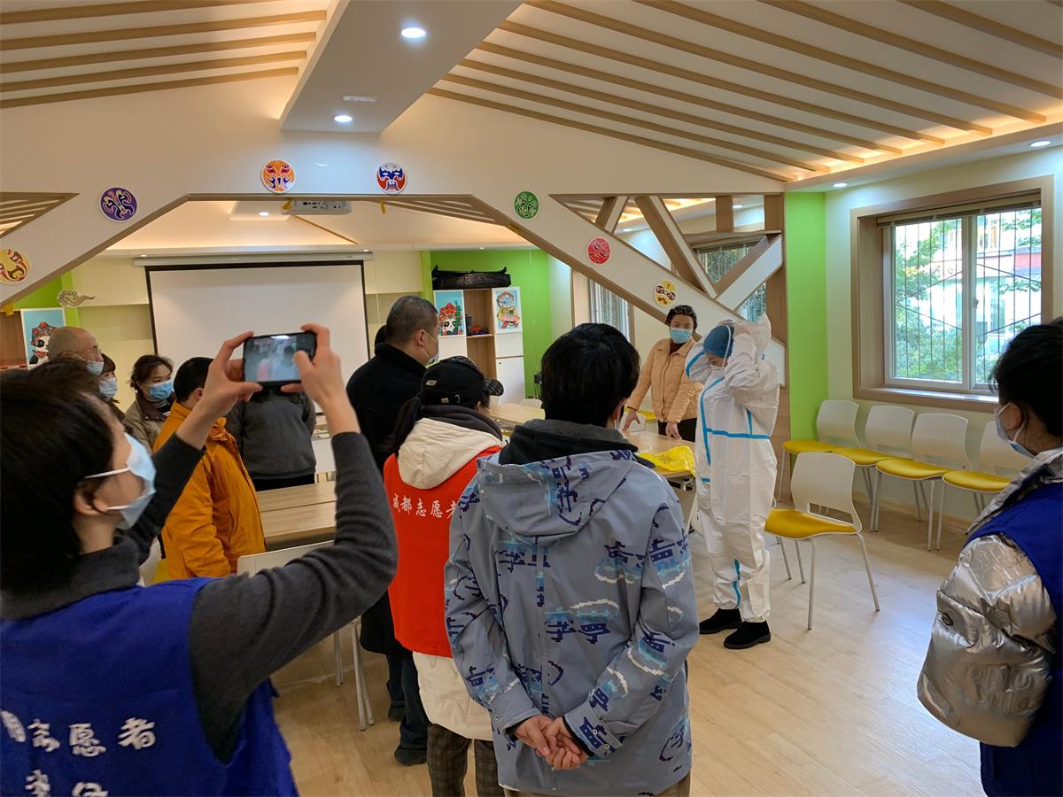 2022年2月26日，武侯区浆洗街社区卫生服务中心医生在七道堰社区开展志愿服务活动，讲解防护服穿脱方法.jpg