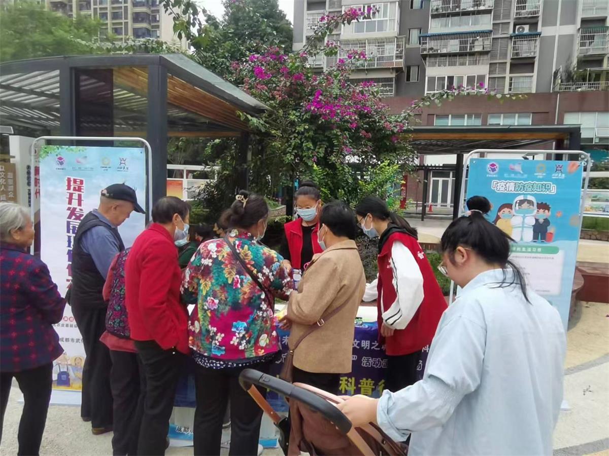 2022.10.5 科普志愿者在簇锦街道高碑社区开展“疫情防控 你我做起”科普活动.jpg