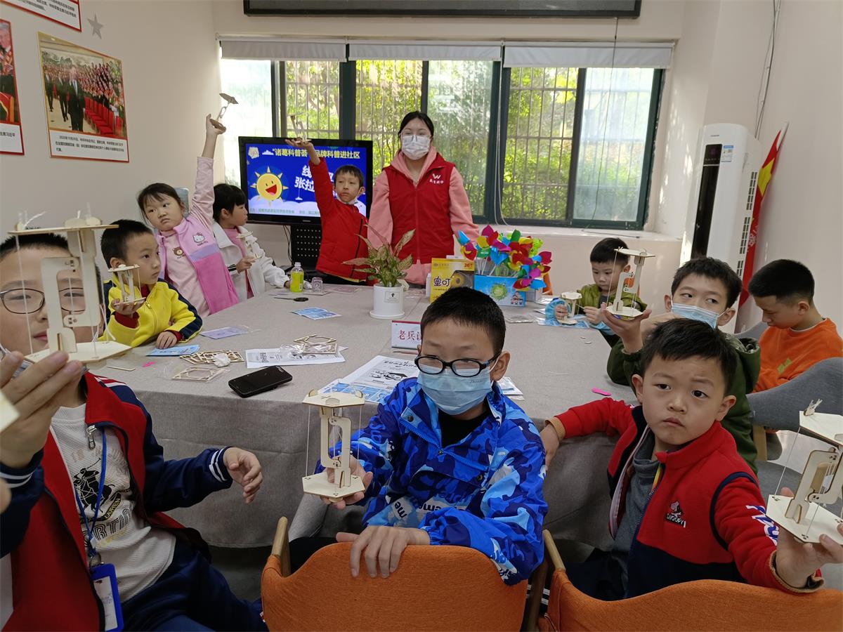 2022.11.20 科普志愿者在望江路街道新生路社区开展线悬浮与张拉力科学实验活动.jpg