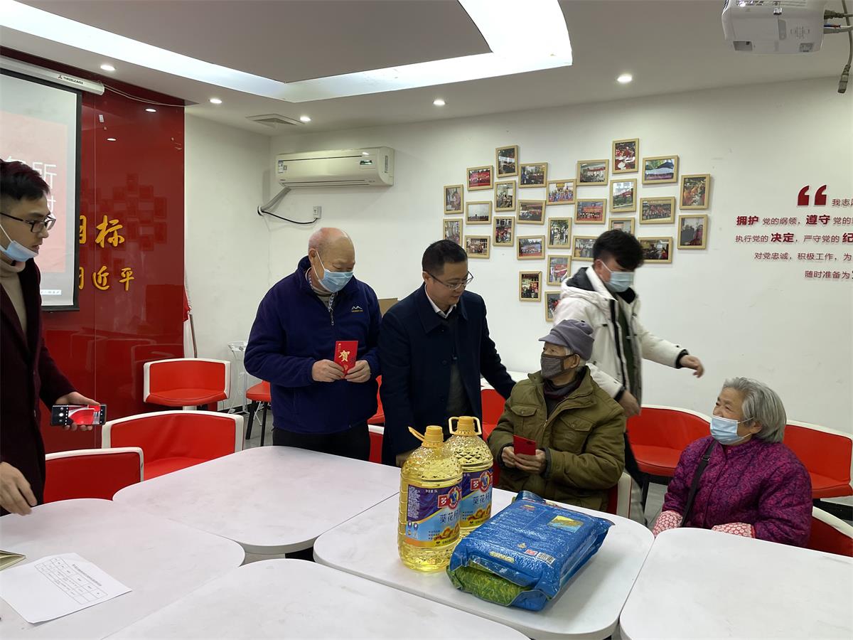 新春期间前往广福桥社区慰问孤寡老人.jpg