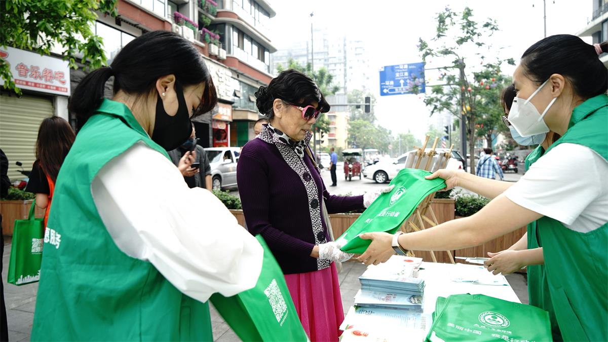 2022年5月25日，志愿者在锦江河畔开展2022六五环境日“共建清洁美丽世界”——2022武侯区六五环境日主题宣传活动 (2).JPG