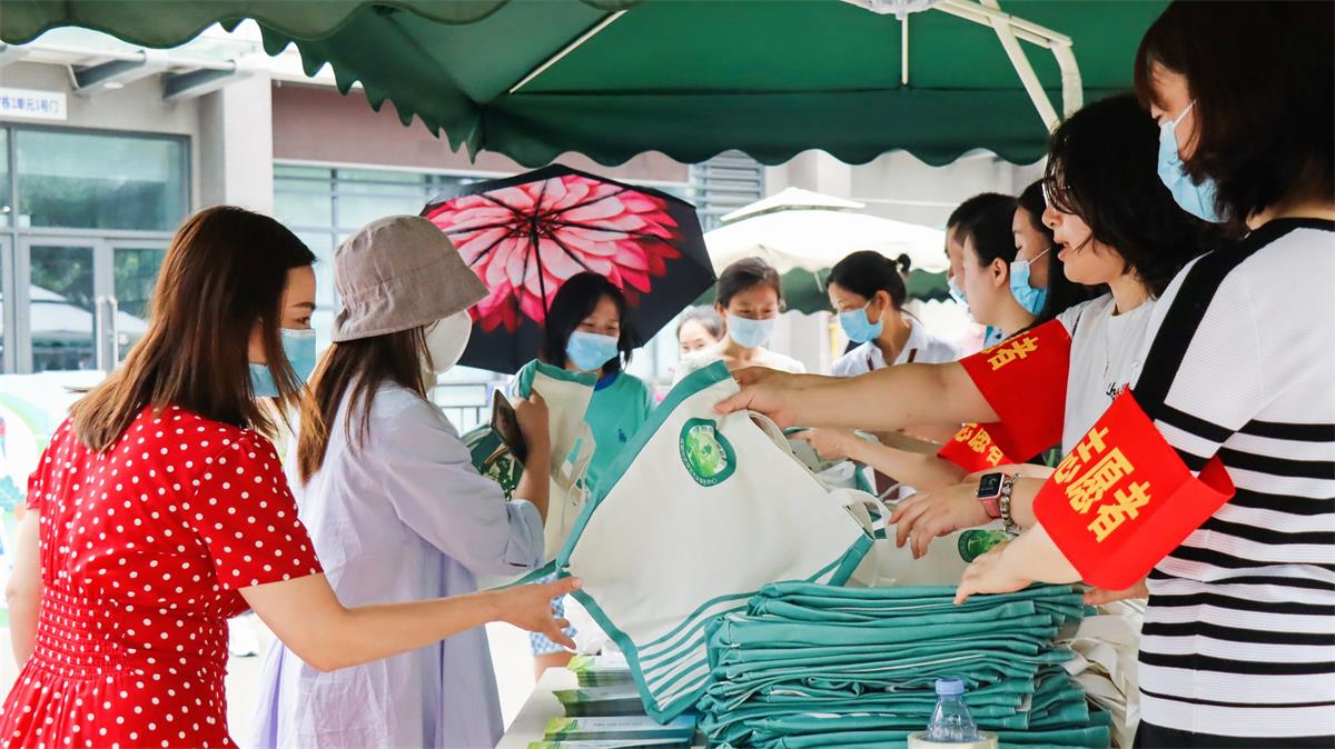 20220615志愿者在西部智谷市民中心广场开展垃圾分类宣传活动.JPG