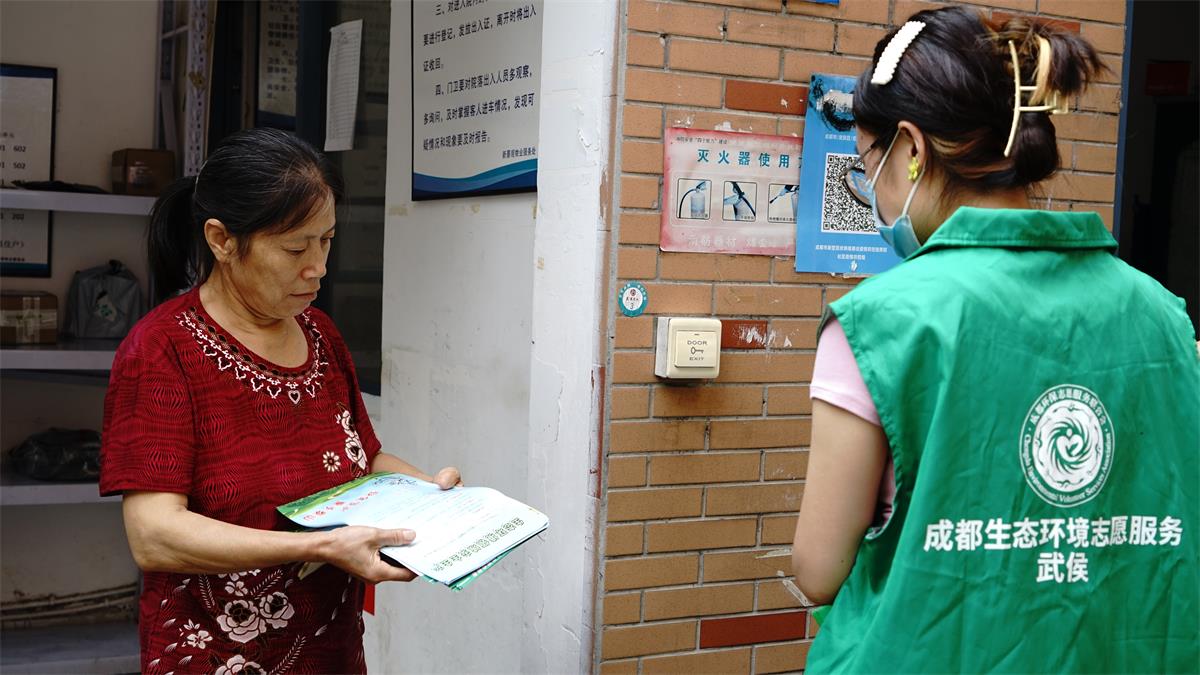 2022年8月26日志愿者走进少陵社区开展环保宣传进社区院落活动.JPG